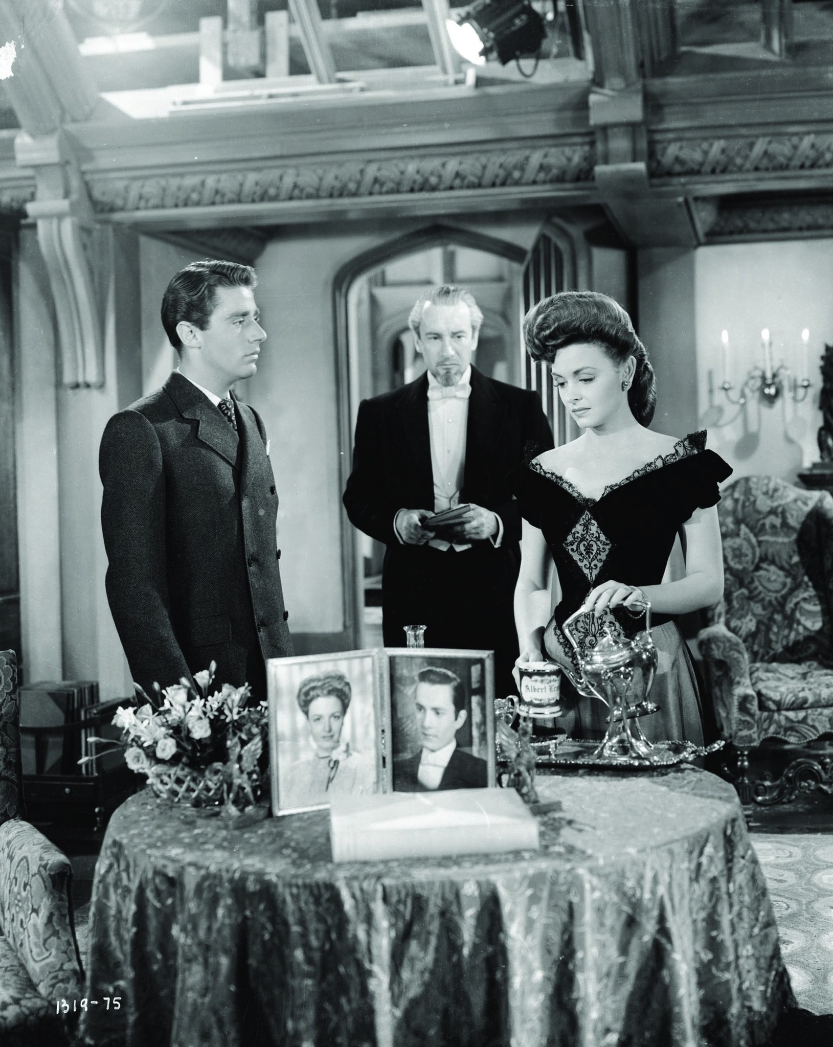 Still of Donna Reed and George Sanders in The Picture of Dorian Gray (1945)