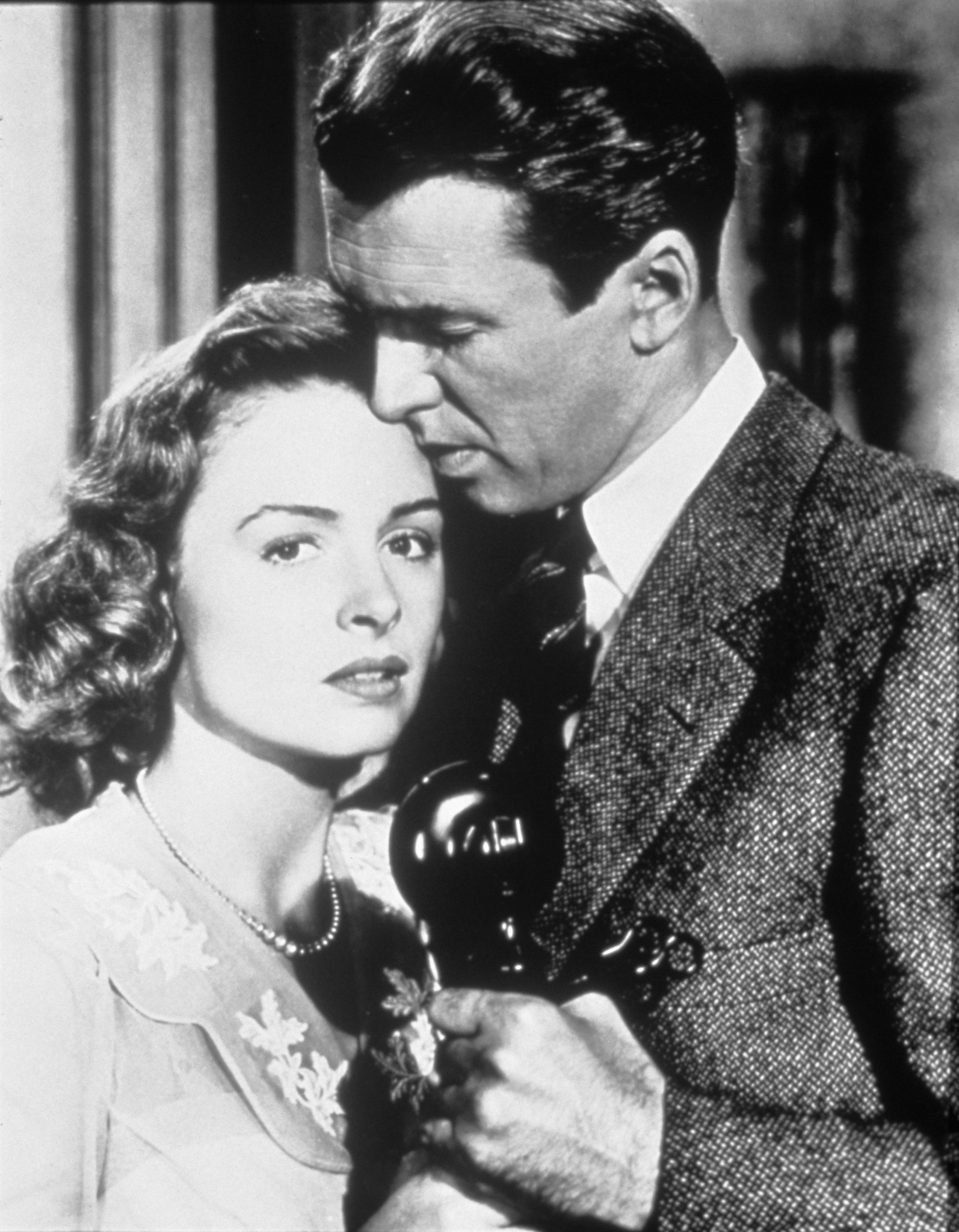 Still of James Stewart and Donna Reed in Tai nuostabus gyvenimas (1946)
