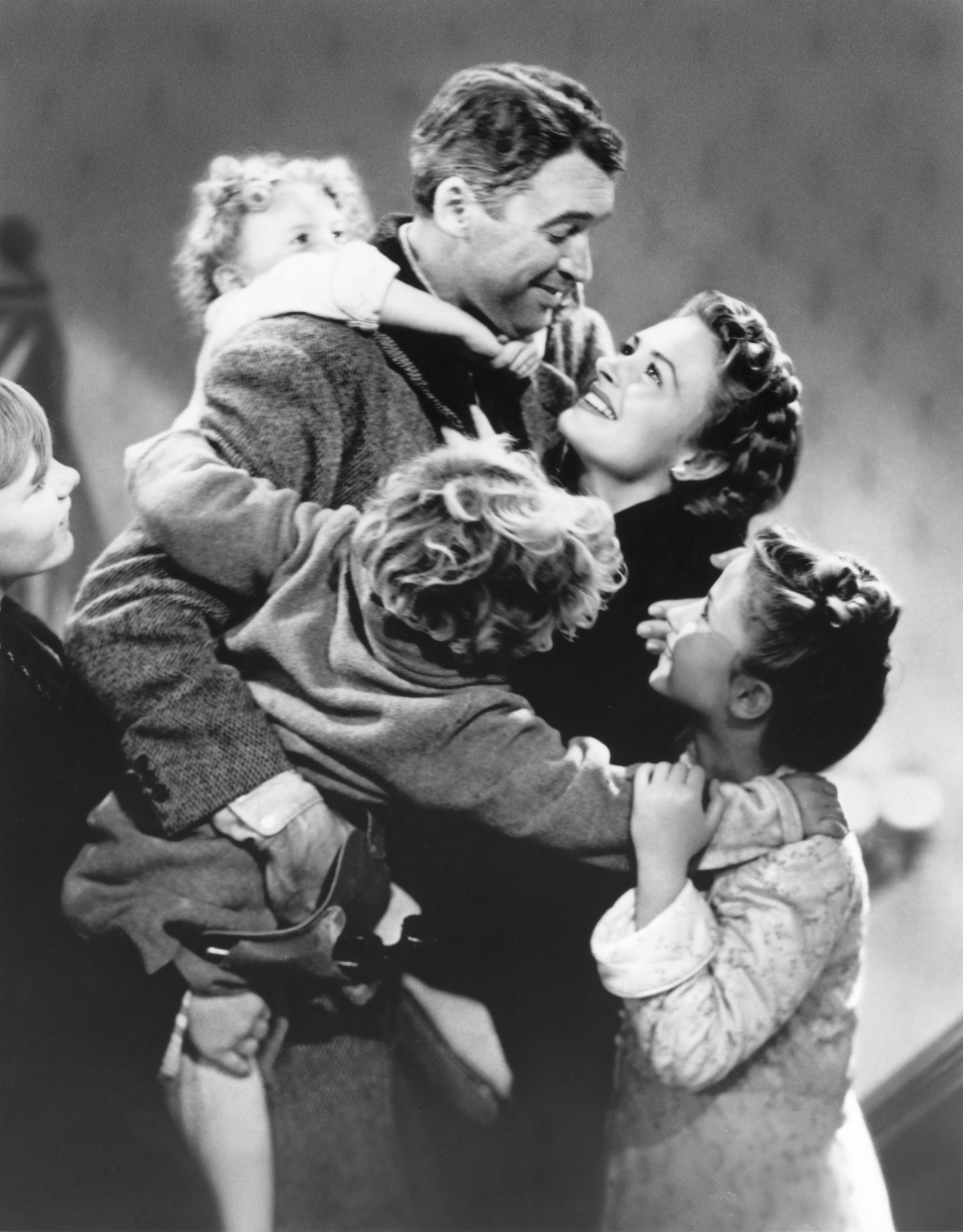 Still of James Stewart, Donna Reed, Carol Coombs, Karolyn Grimes and Jimmy Hawkins in Tai nuostabus gyvenimas (1946)