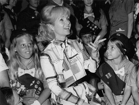 Debbie Reynolds with Girl Scouts 8/17/70