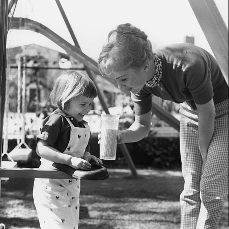 Debbie Reynolds and daughter Carrie Fisher at home