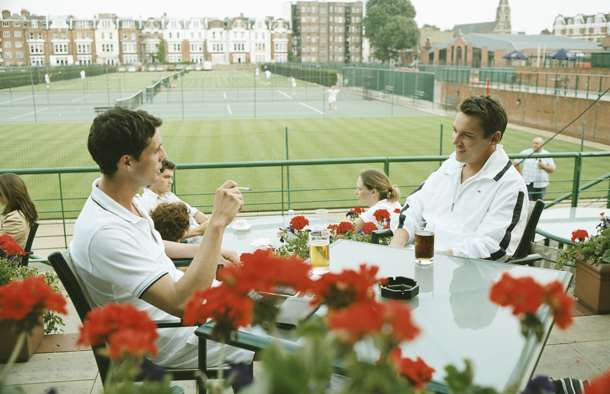 Still of Jonathan Rhys Meyers and Matthew Goode in Match Point (2005)