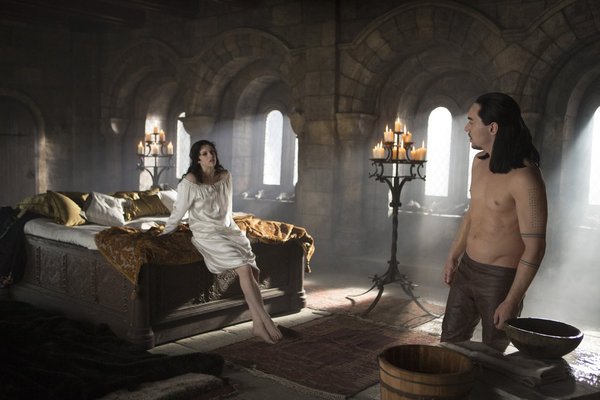 Still of Jonathan Rhys Meyers and Jessica De Gouw in Dracula (2013)