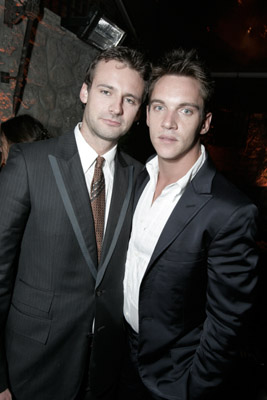 Jonathan Rhys Meyers and Callum Blue at event of The Tudors (2007)
