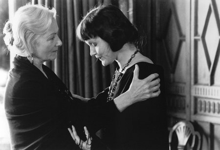 Still of Miranda Richardson and Rosemary Harris in Tom & Viv (1994)