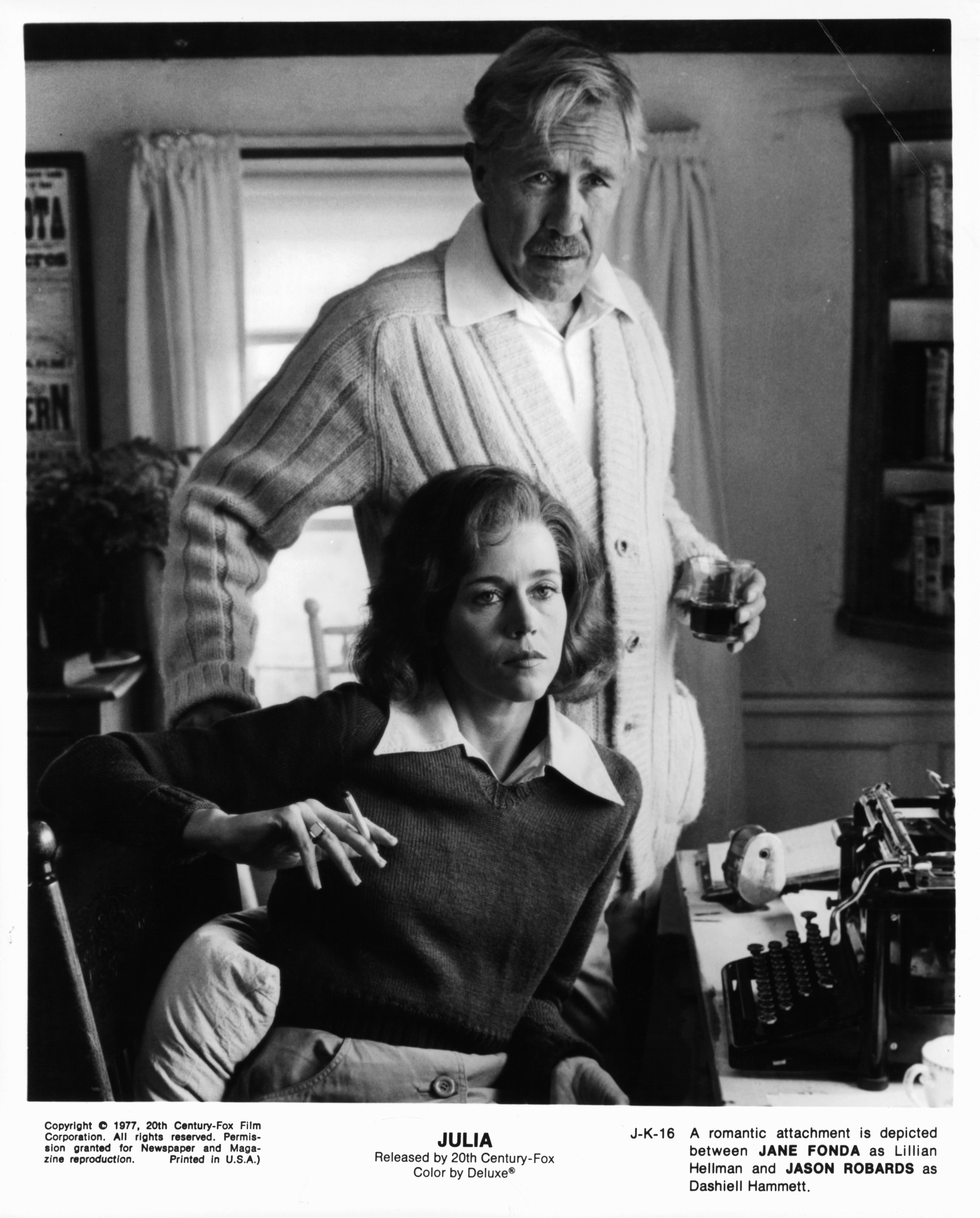 Still of Jane Fonda and Jason Robards in Julia (1977)