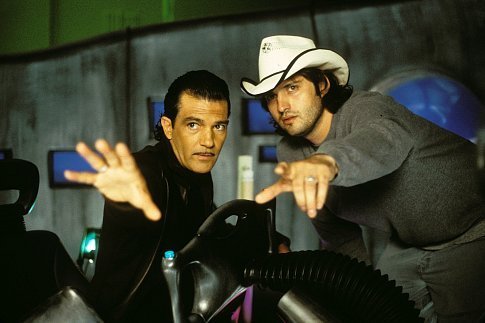 Antonio Banderas and Robert Rodriguez in Snipu vaikuciai II: prarastu svajoniu sala (2002)