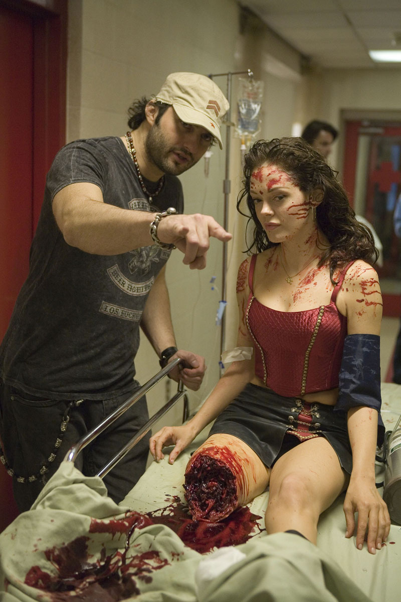 Still of Rose McGowan and Robert Rodriguez in Grindhouse (2007)