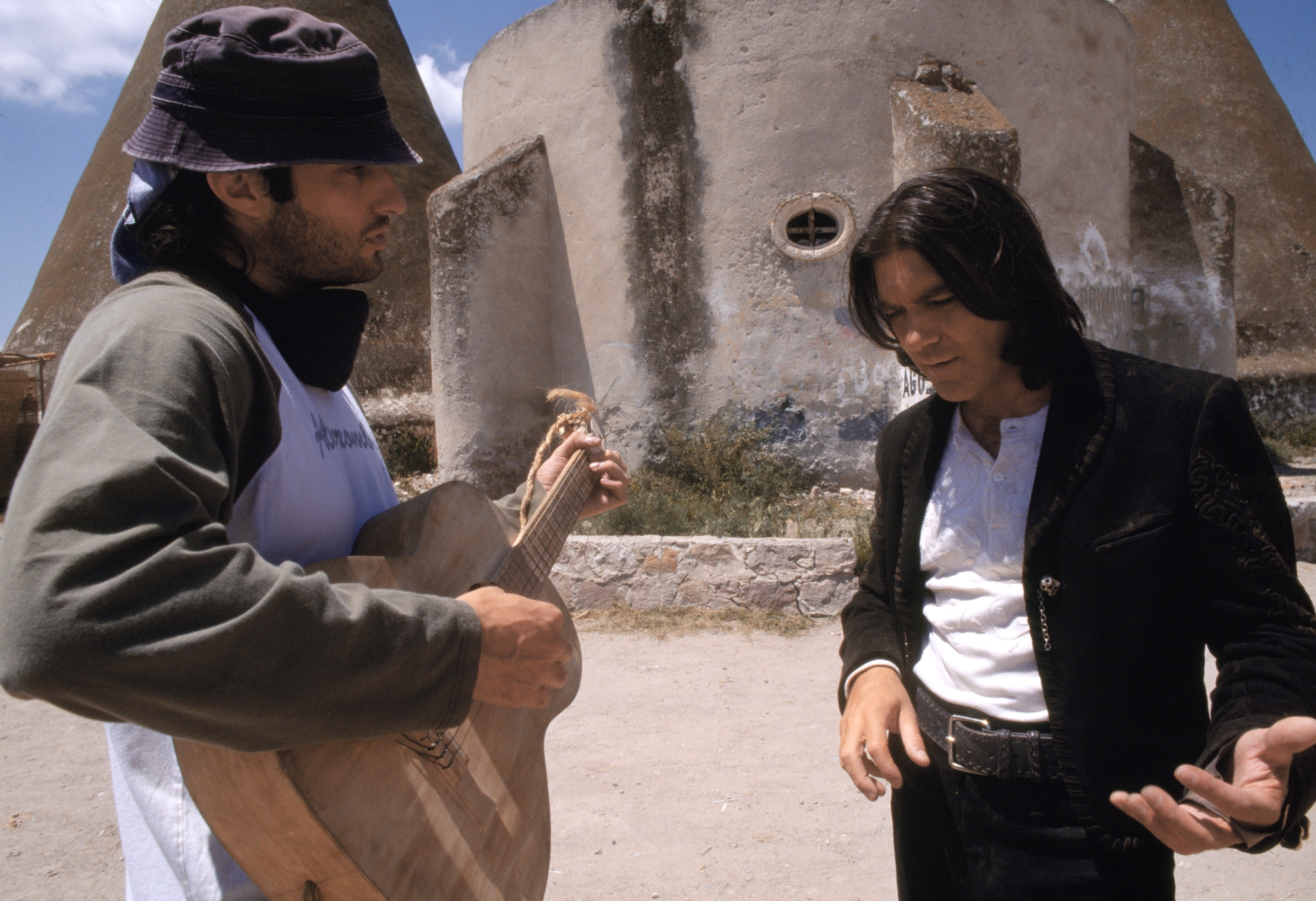 Still of Antonio Banderas and Robert Rodriguez in Karta Meksikoje (2003)