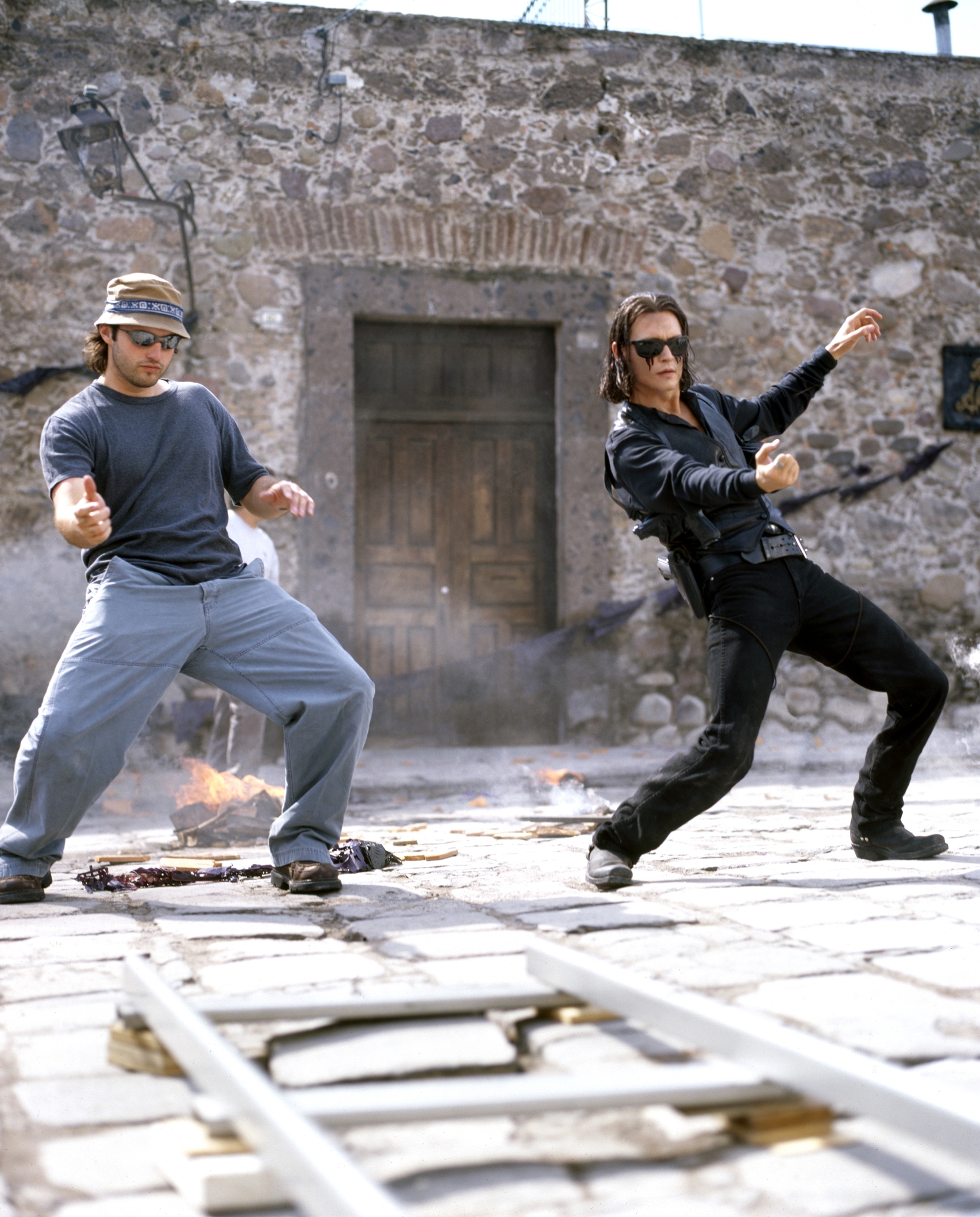 Still of Johnny Depp and Robert Rodriguez in Karta Meksikoje (2003)