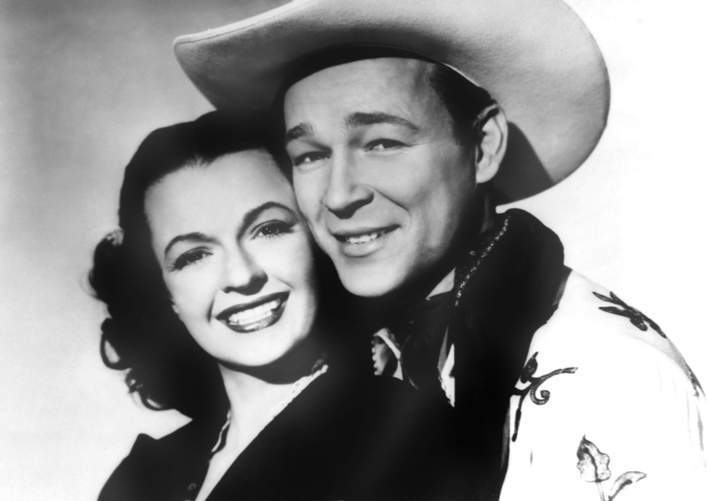 Still of Roy Rogers and Dale Evans in Cowboy and the Senorita (1944)