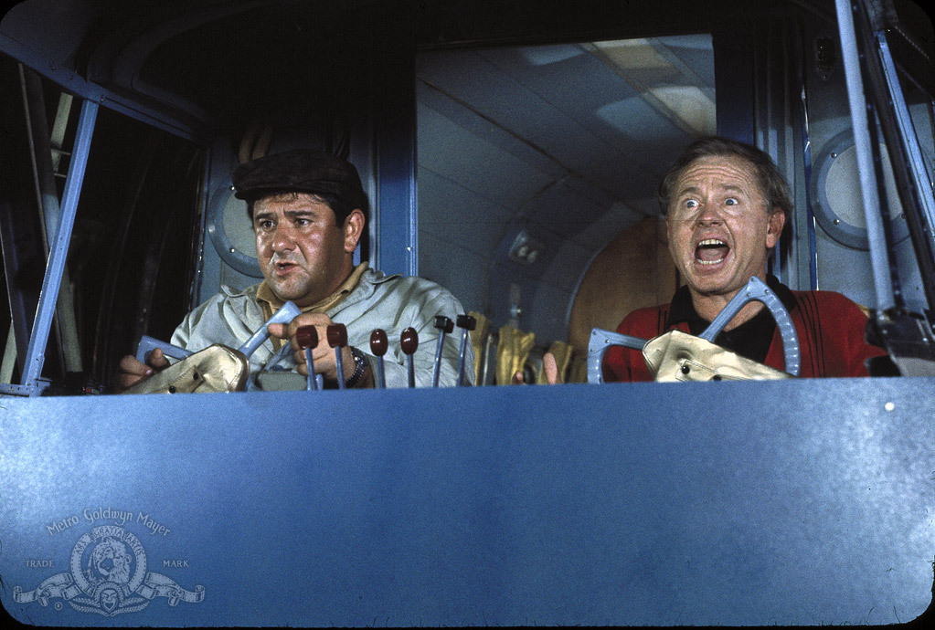 Still of Mickey Rooney and Buddy Hackett in It's a Mad, Mad, Mad, Mad World (1963)
