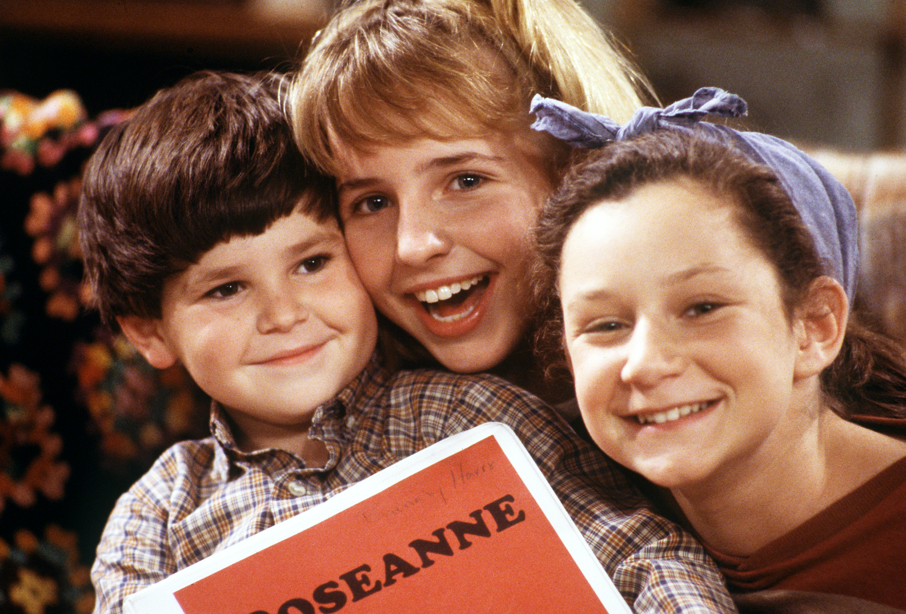 Still of Roseanne Barr, Sara Gilbert, Michael Fishman and Alicia Goranson in Roseanne (1988)