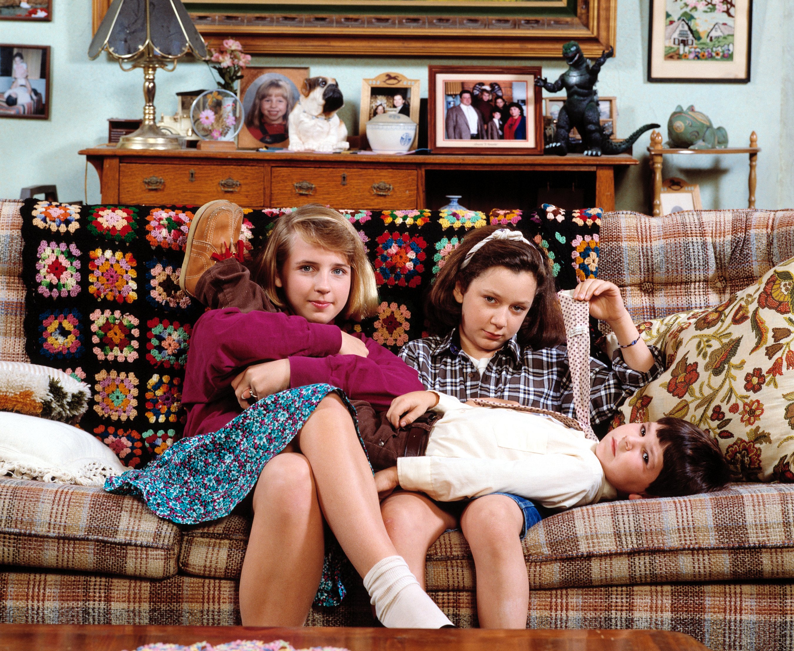 Still of Roseanne Barr, Sara Gilbert, Michael Fishman and Alicia Goranson in Roseanne (1988)