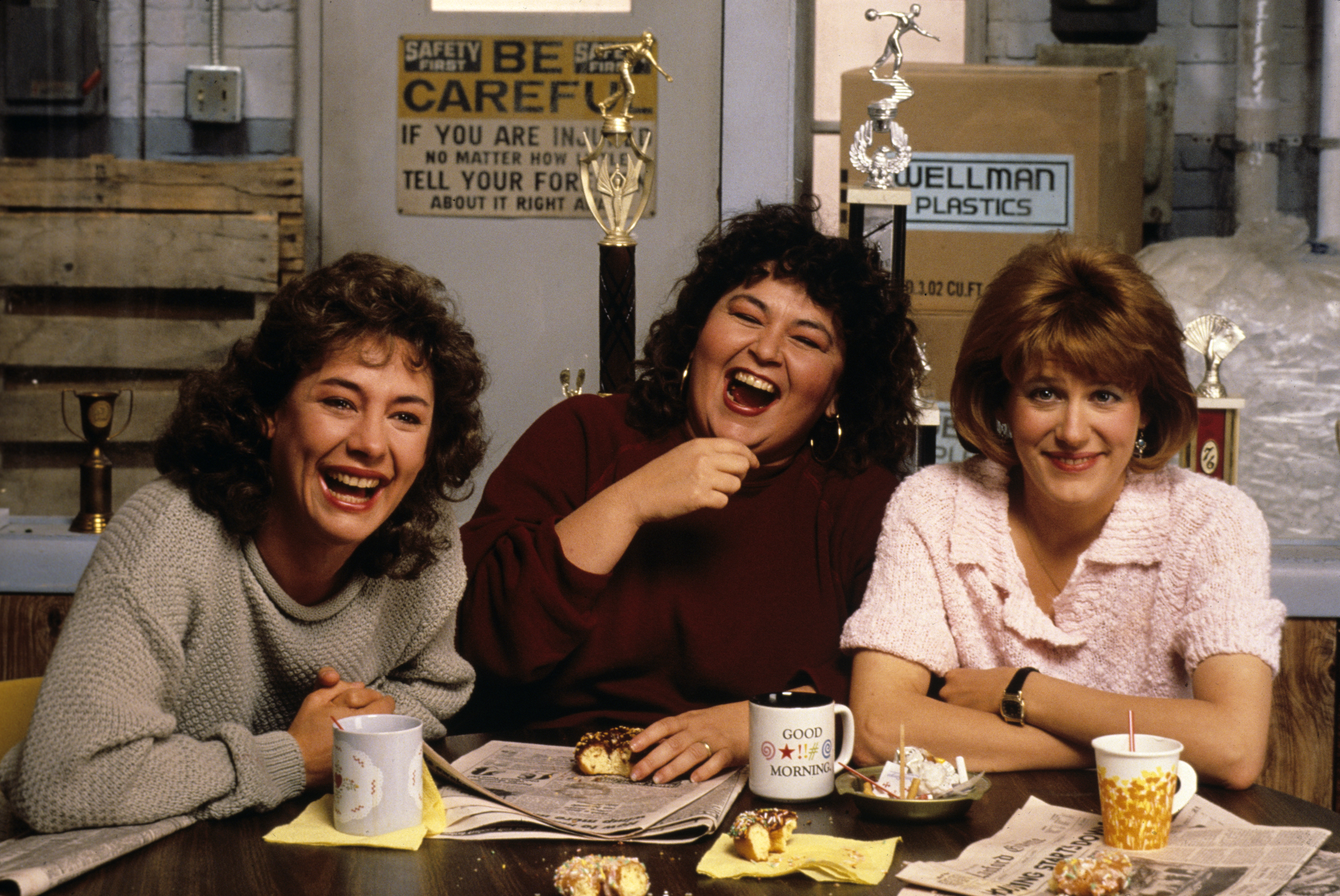 Still of Roseanne Barr, Laurie Metcalf and Natalie West in Roseanne (1988)