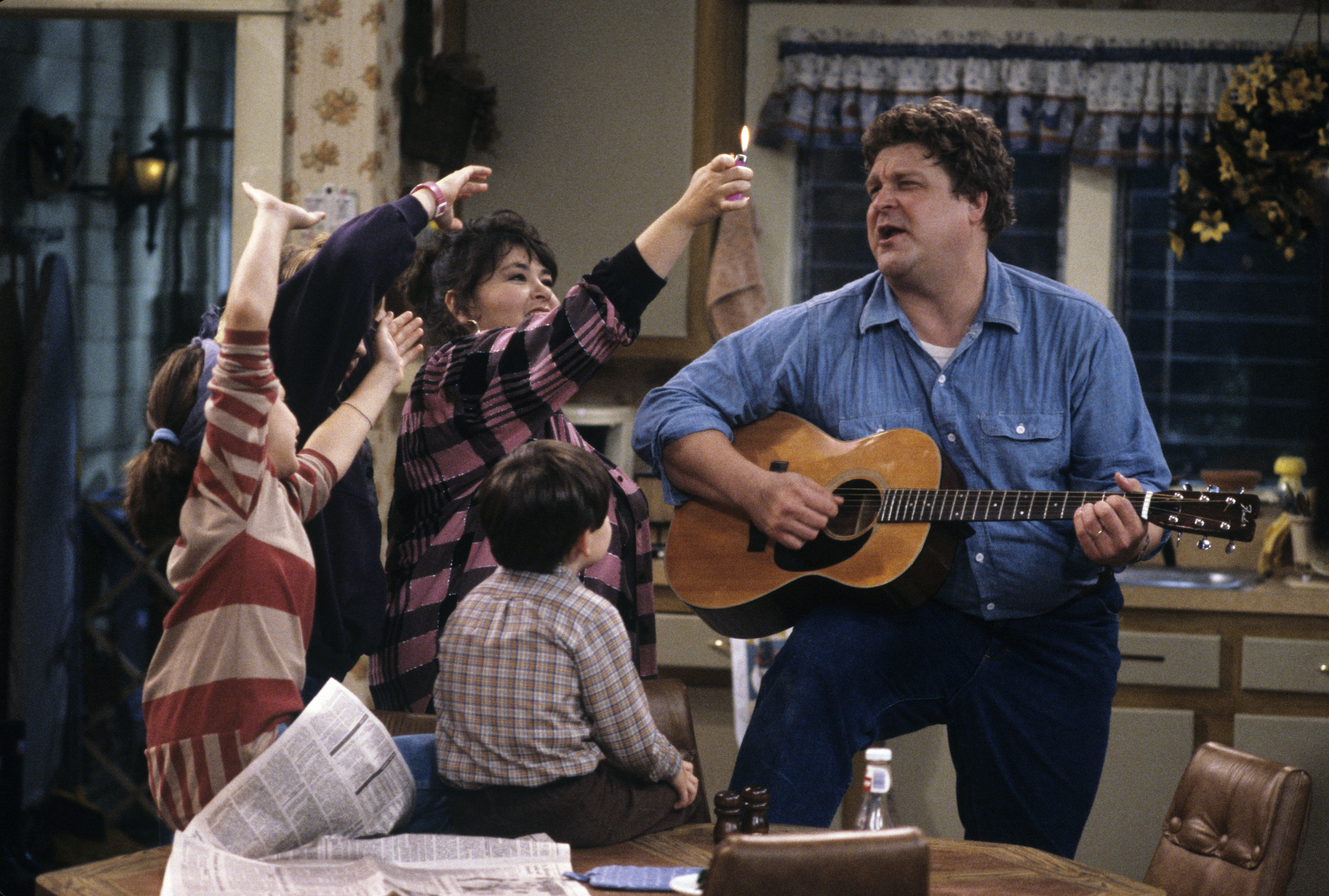 Still of John Goodman, Roseanne Barr, Sara Gilbert, Michael Fishman and Alicia Goranson in Roseanne (1988)