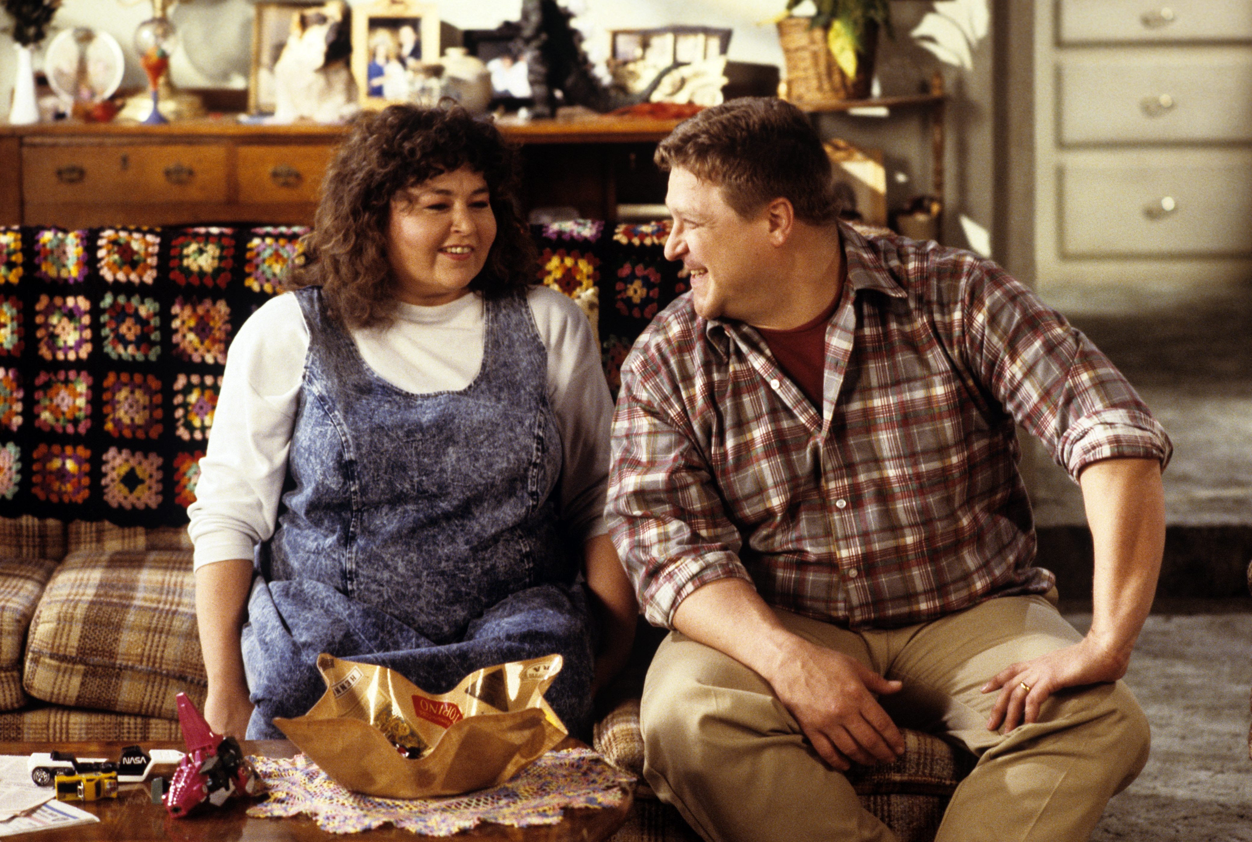 Still of John Goodman and Roseanne Barr in Roseanne (1988)