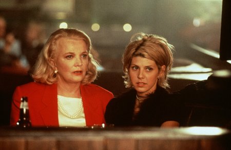 Still of Marisa Tomei and Gena Rowlands in Unhook the Stars (1996)