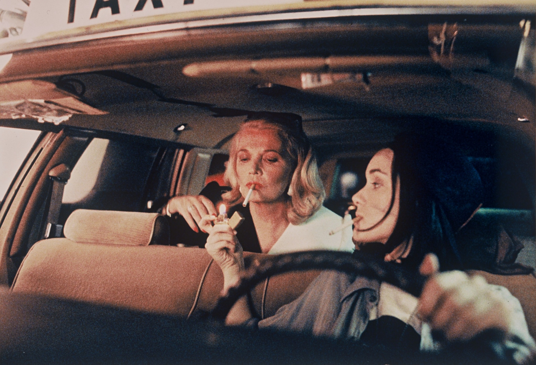 Still of Winona Ryder and Gena Rowlands in Night on Earth (1991)