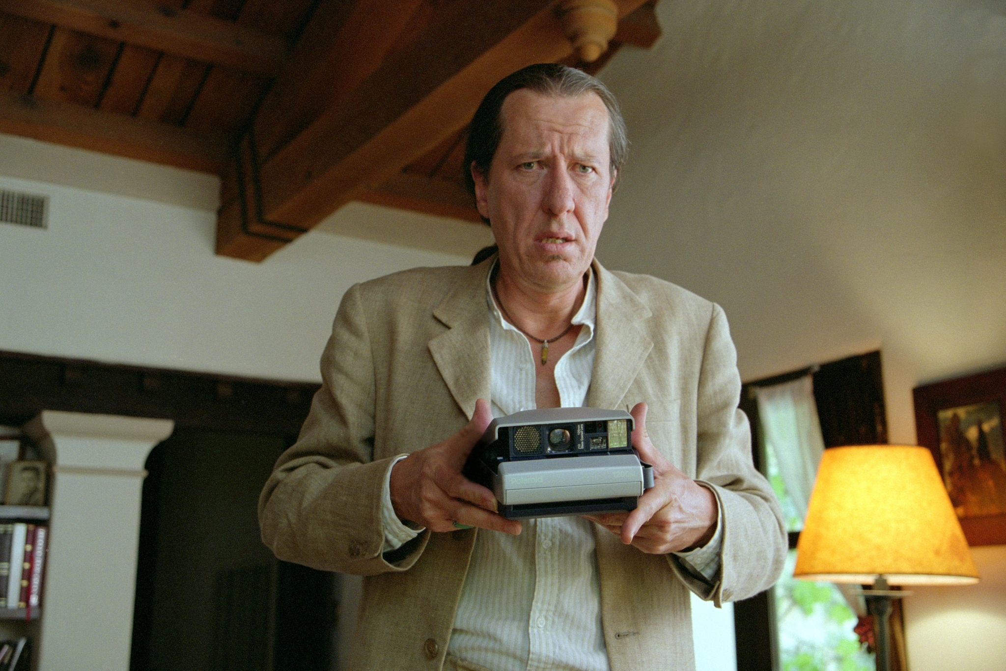 Still of Geoffrey Rush in Nepakenciamas ziaurumas (2003)