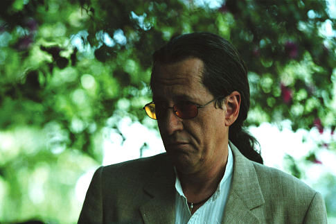 Still of Geoffrey Rush in Nepakenciamas ziaurumas (2003)