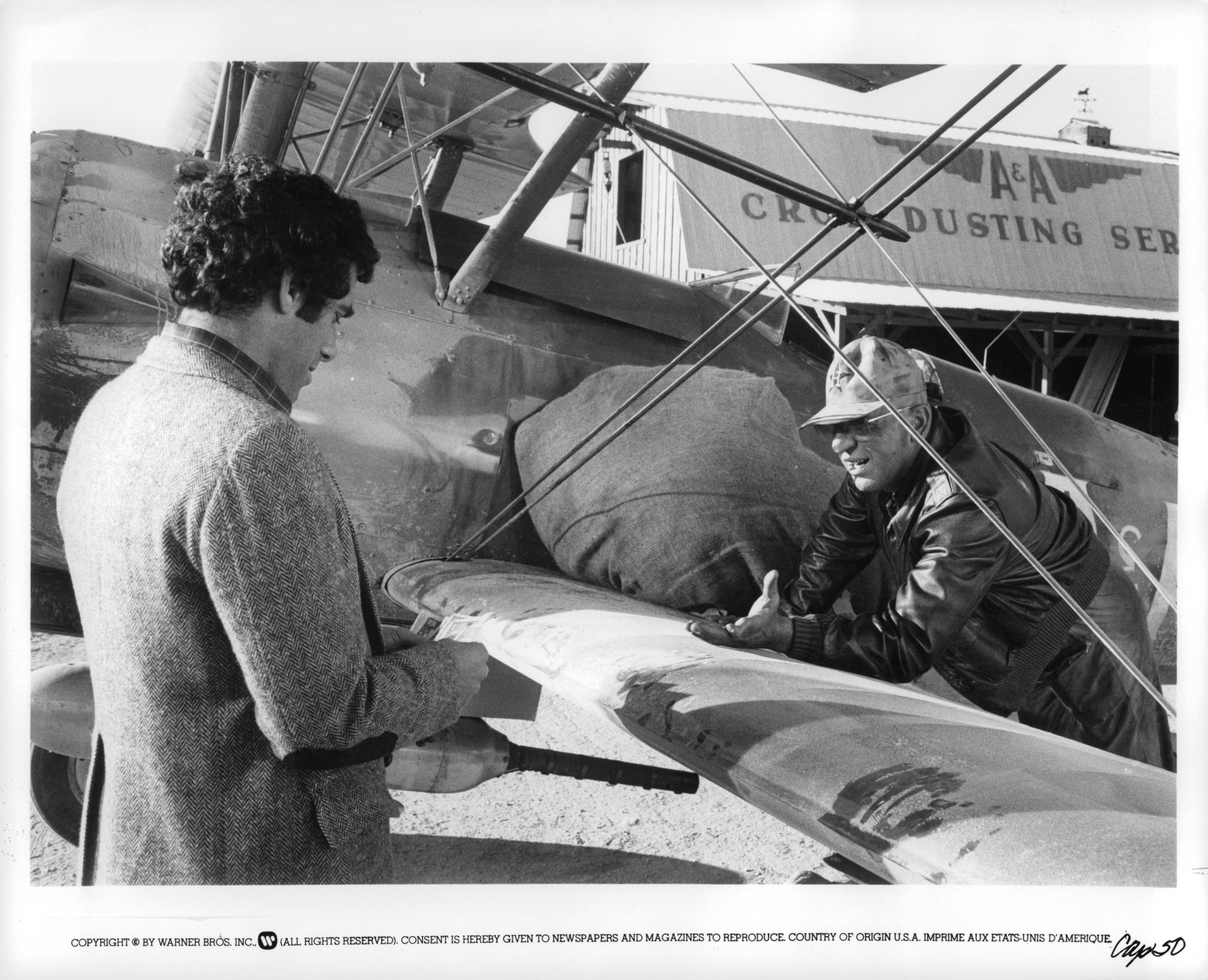 Still of Elliott Gould and Telly Savalas in Capricorn One (1977)