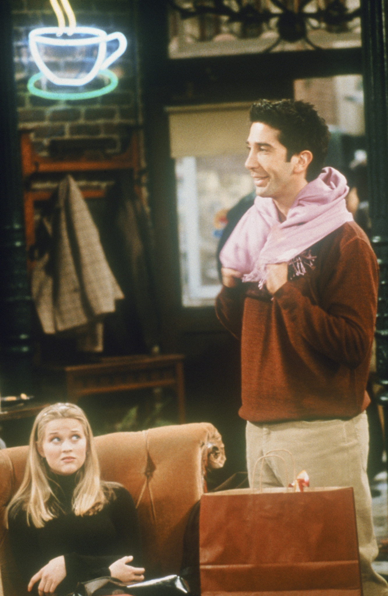 Still of Reese Witherspoon and David Schwimmer in Draugai (1994)