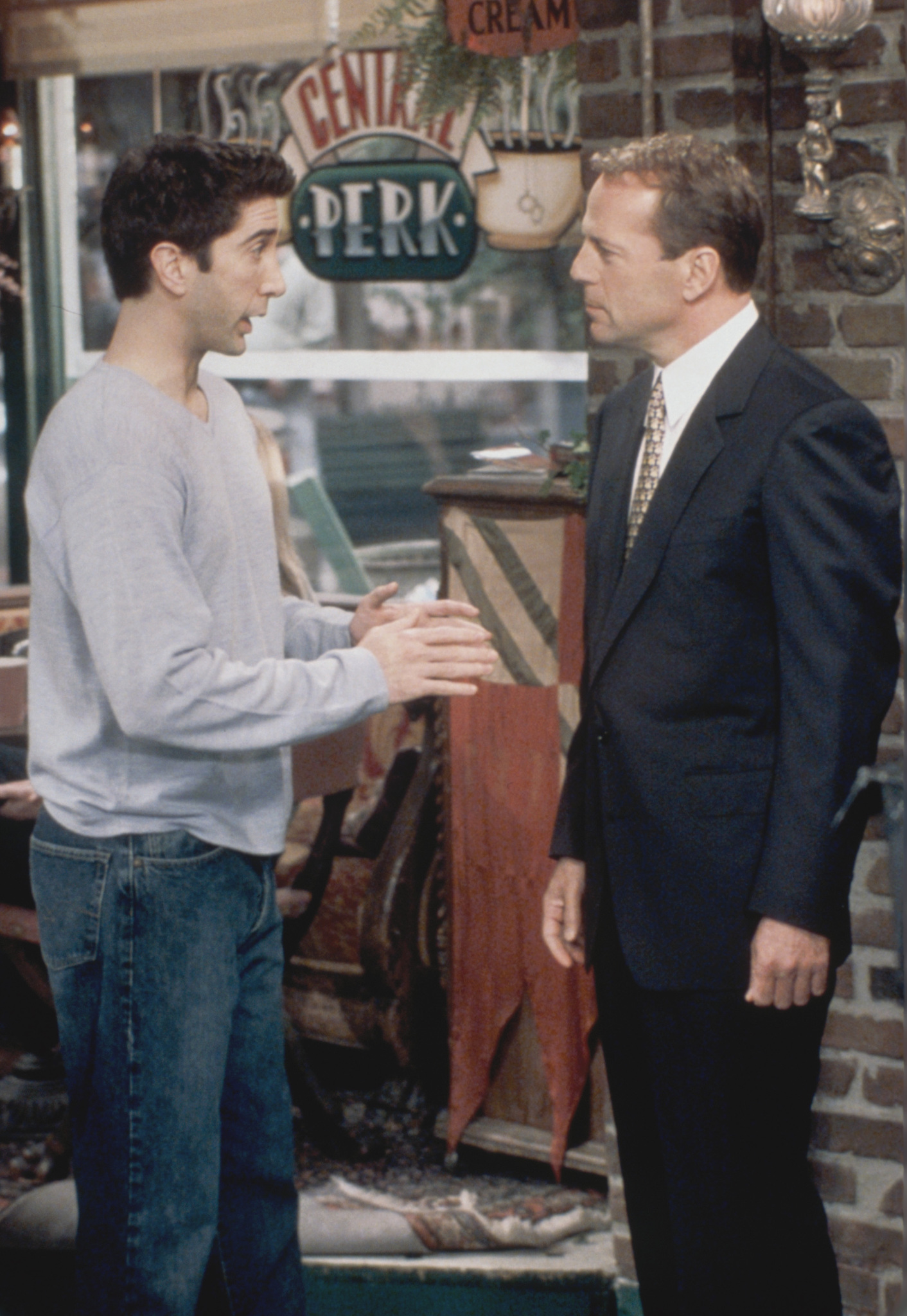Still of Bruce Willis and David Schwimmer in Draugai (1994)
