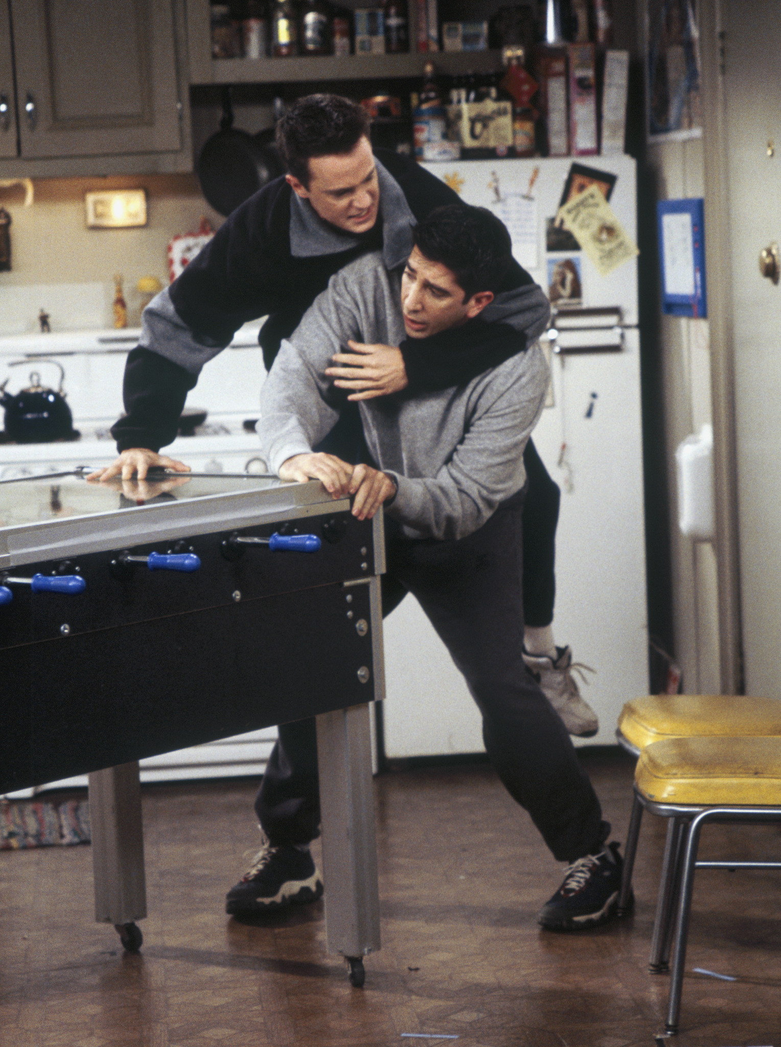 Still of Matthew Perry and David Schwimmer in Draugai (1994)