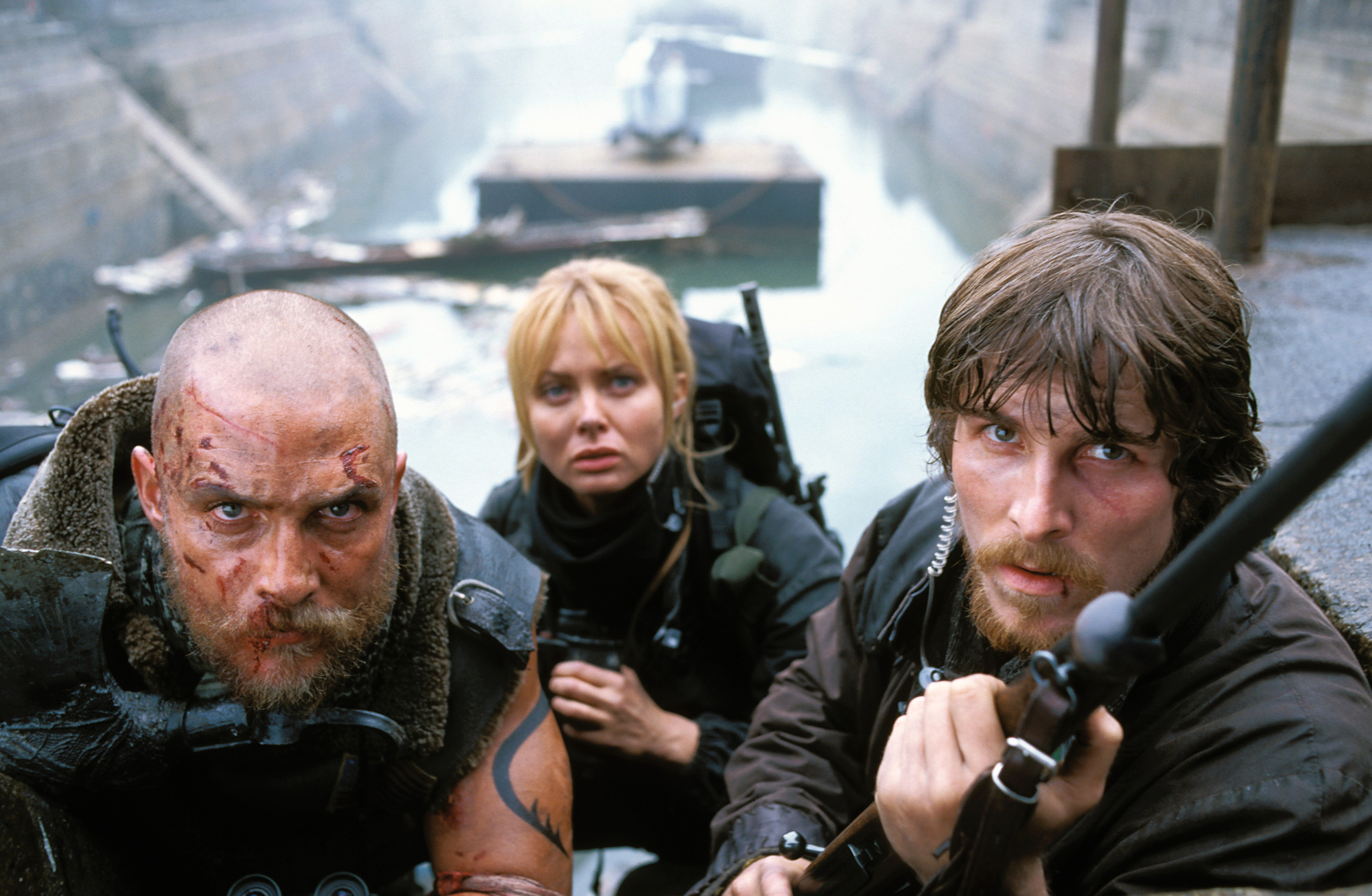 Still of Matthew McConaughey, Christian Bale and Izabella Scorupco in Monstru ataka (2002)