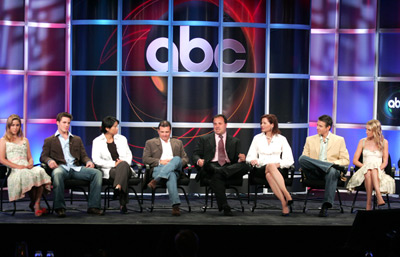 Geena Davis, Kyle Secor, Ever Carradine, Marc Frydman, Dee Johnson, Rod Lurie, Caitlin Wachs and Matt Lanter at event of Commander in Chief (2005)