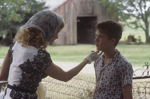 Still of Kyra Sedgwick and Haley Joel Osment in Secondhand Lions (2003)