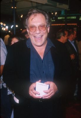George Segal at event of Three Kings (1999)