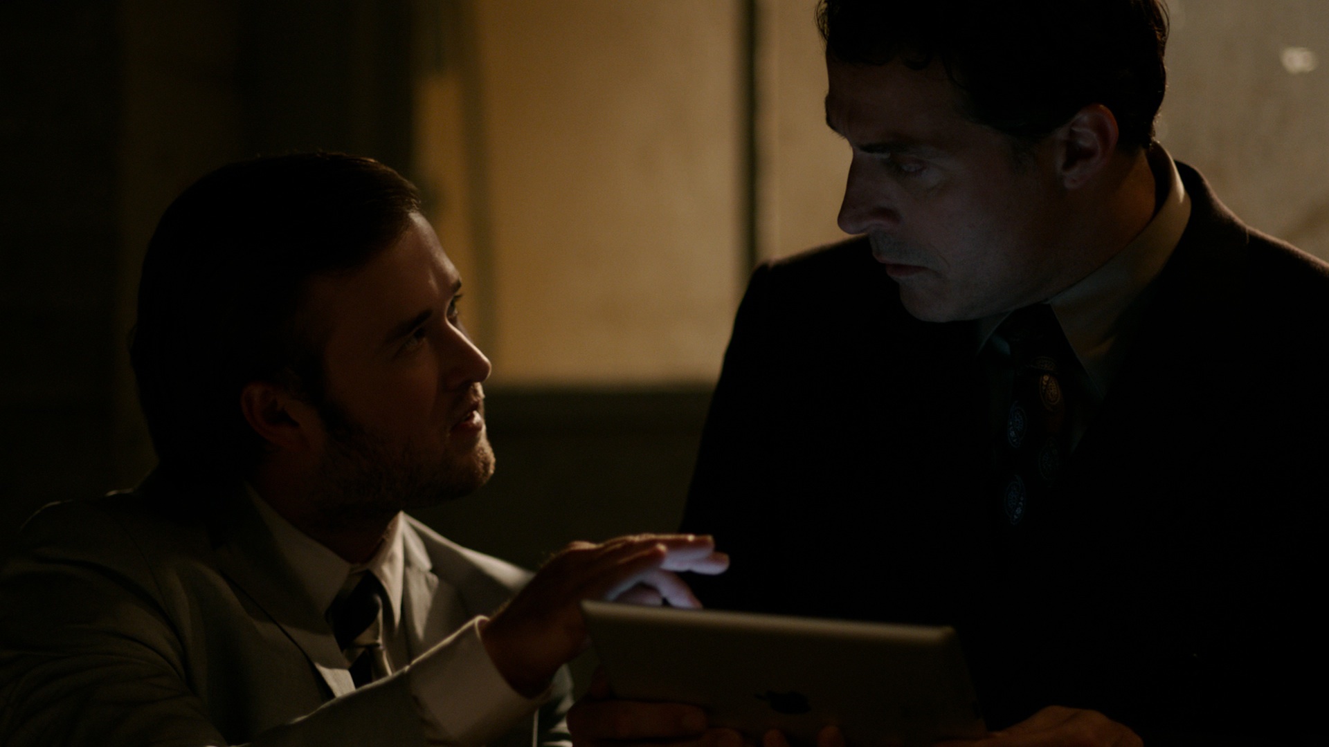 Still of Rufus Sewell and Haley Joel Osment in I'll Follow You Down (2013)