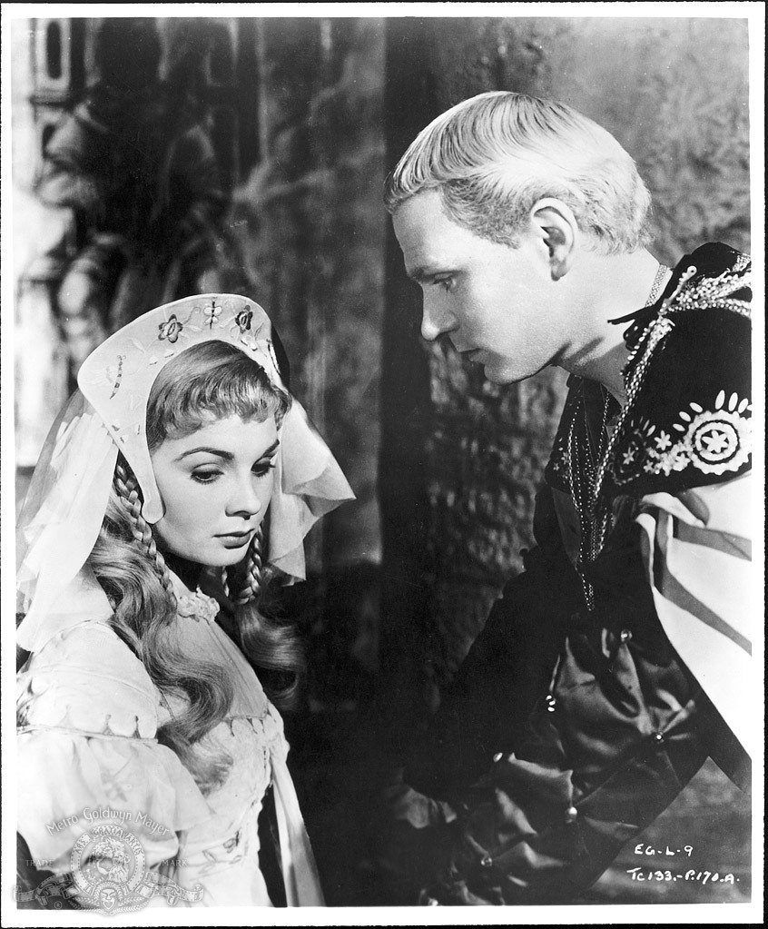 Still of Laurence Olivier and Jean Simmons in Hamlet (1948)