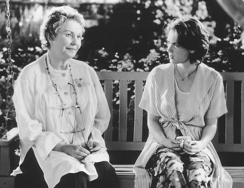 Still of Winona Ryder and Jean Simmons in How to Make an American Quilt (1995)