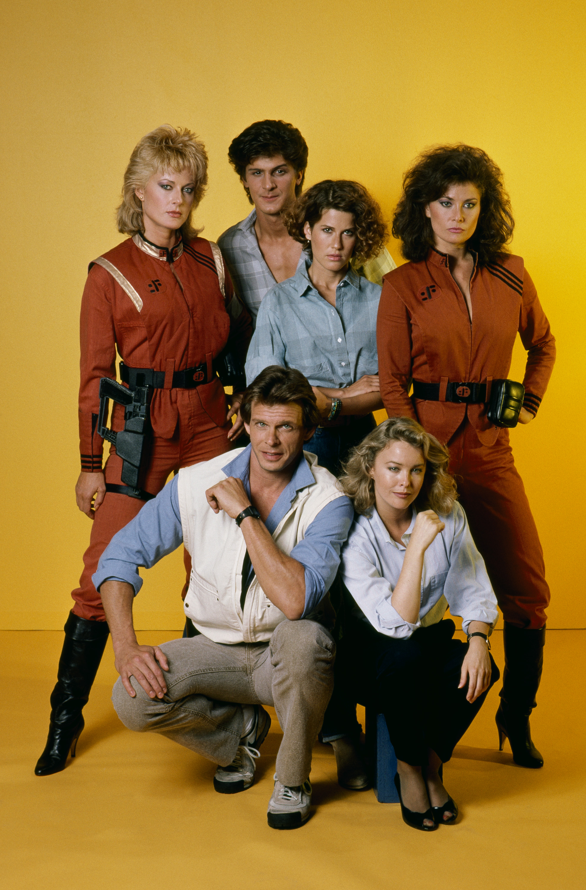 Still of Jane Badler, Marc Singer, Faye Grant, June Chadwick, Blair Tefkin and Jeff Yagher in V (1984)