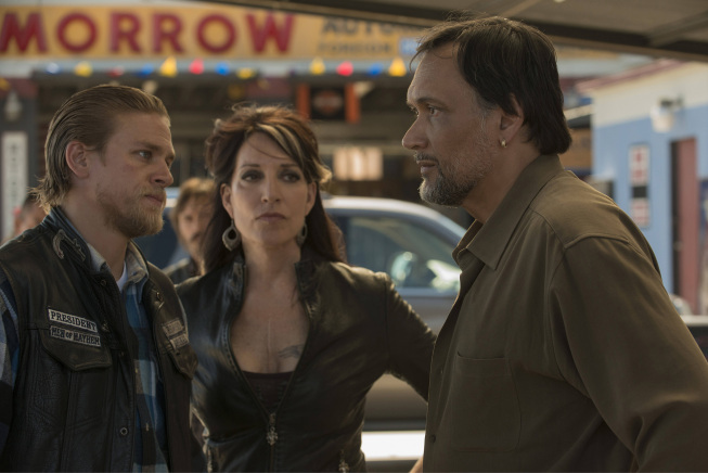 Still of Jimmy Smits, Katey Sagal and Charlie Hunnam in Sons of Anarchy (2008)