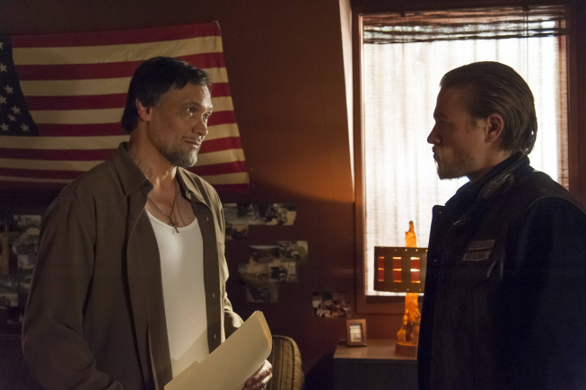 Still of Jimmy Smits and Charlie Hunnam in Sons of Anarchy (2008)