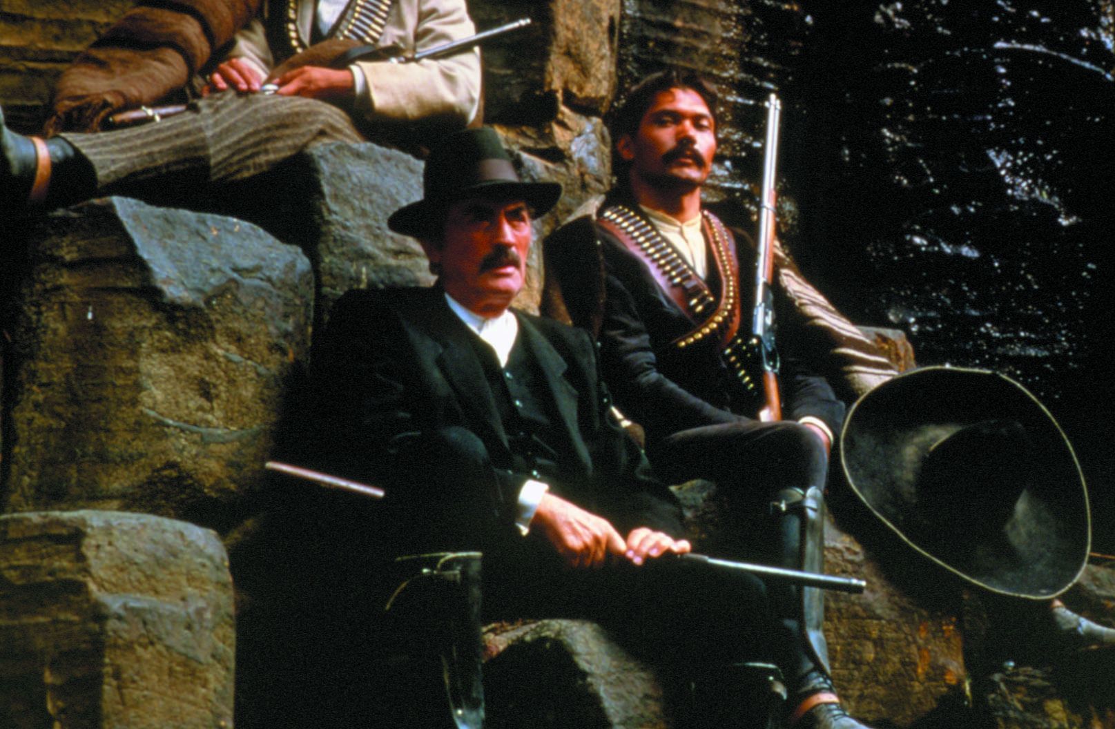 Still of Gregory Peck and Jimmy Smits in Old Gringo (1989)