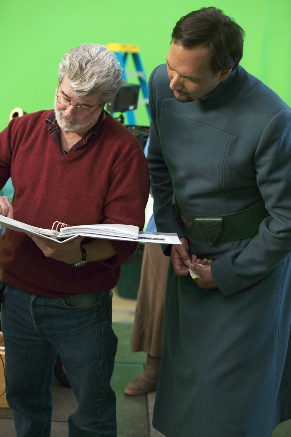 George Lucas and Jimmy Smits in Zvaigzdziu karai. Situ kerstas (2005)