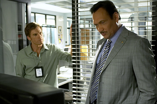 Still of Jimmy Smits and Michael C. Hall in Deksteris (2006)