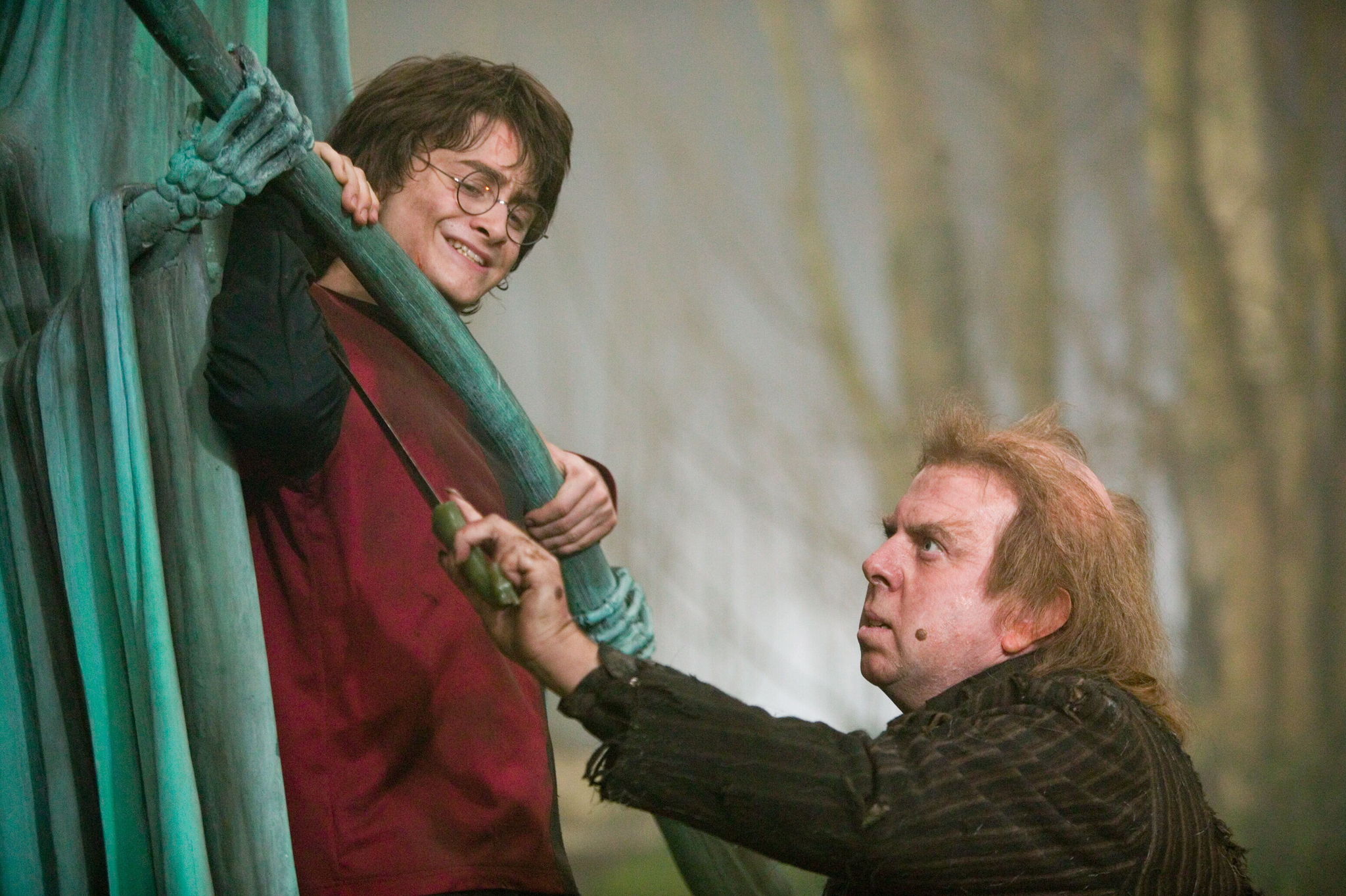 Still of Timothy Spall and Daniel Radcliffe in Haris Poteris ir ugnies taure (2005)