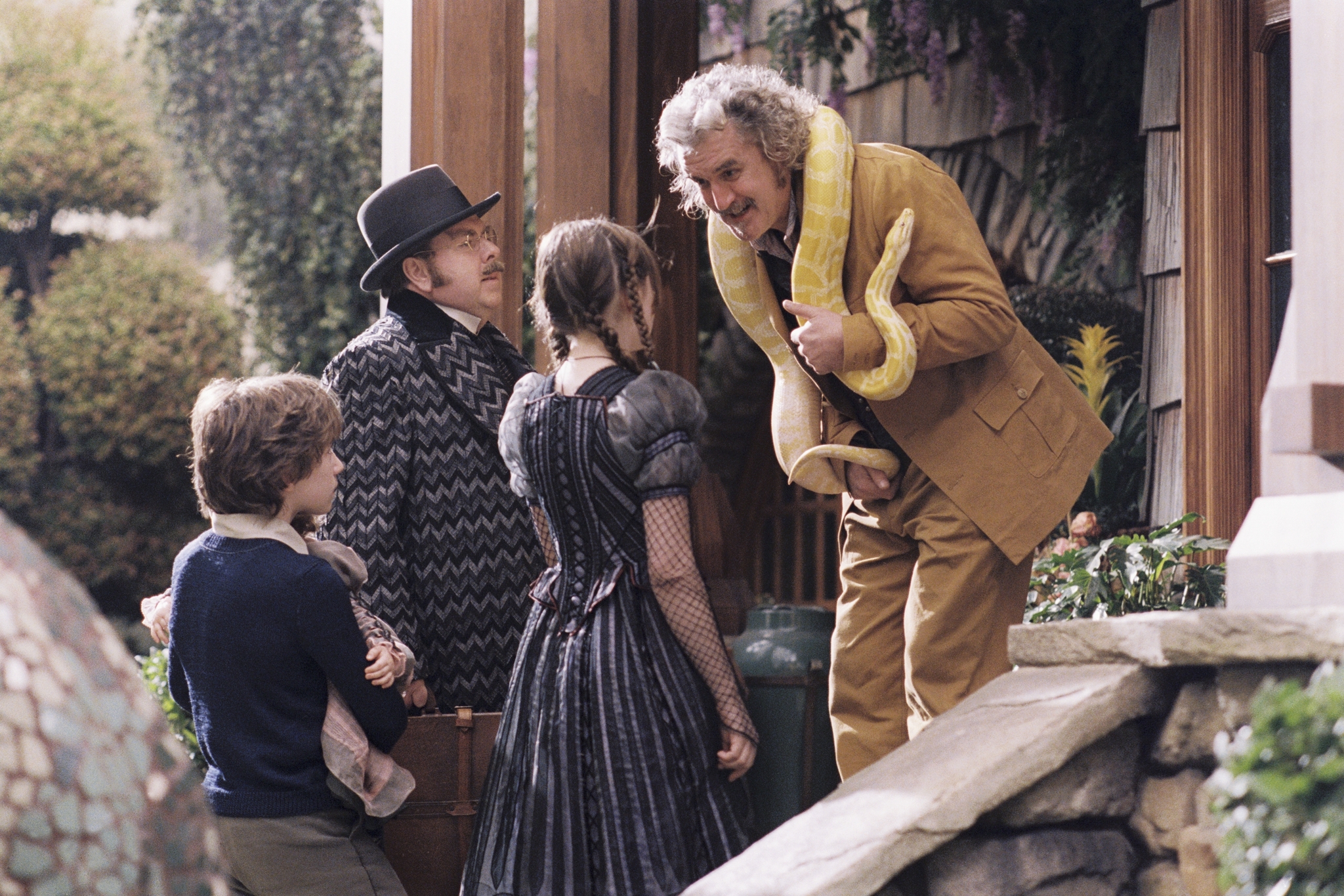 Still of Timothy Spall, Liam Aiken, Emily Browning, Billy Connolly and Shelby Hoffman in Neitiketinos Lemoni Sniketo istorijos (2004)