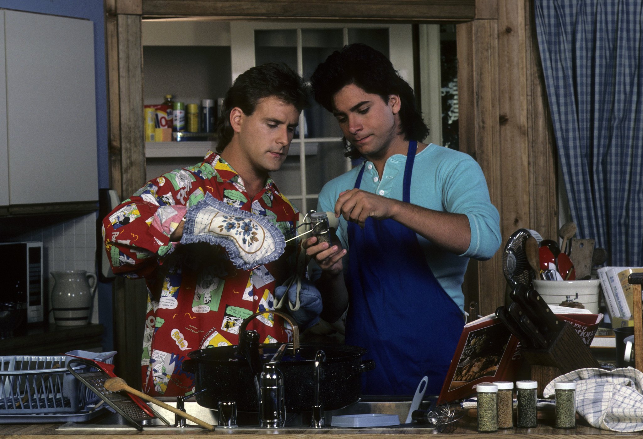 Still of John Stamos and Dave Coulier in Full House (1987)