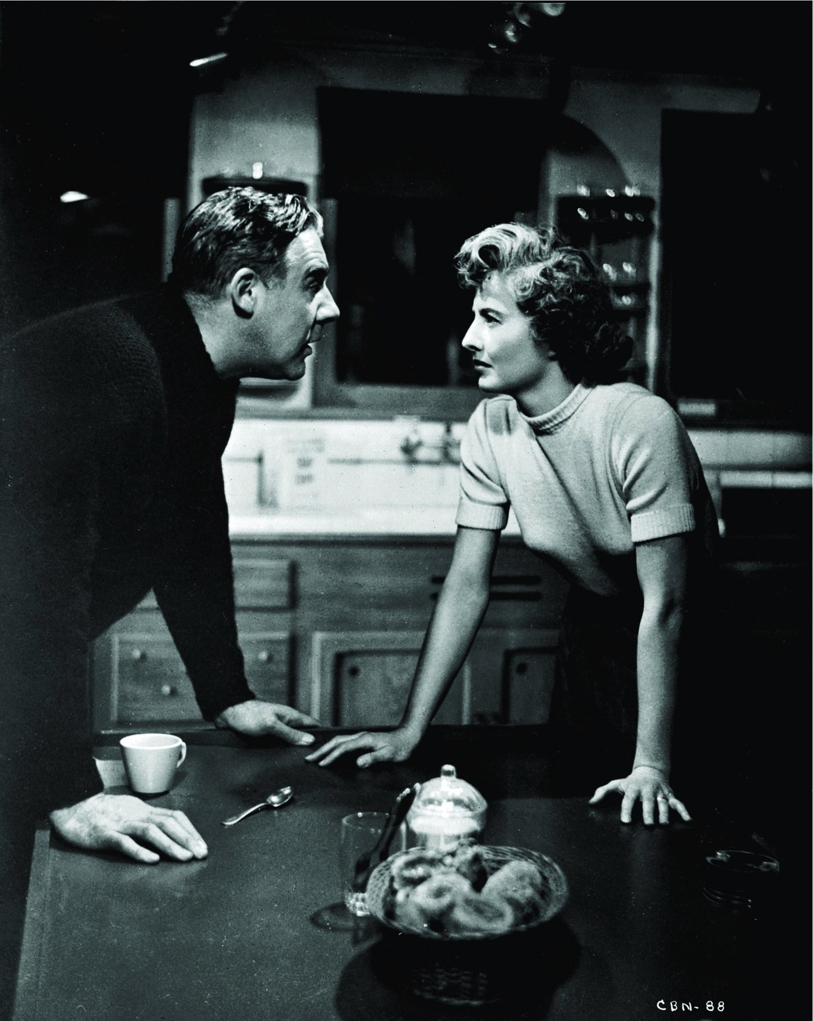 Still of Barbara Stanwyck and Paul Douglas in Clash by Night (1952)