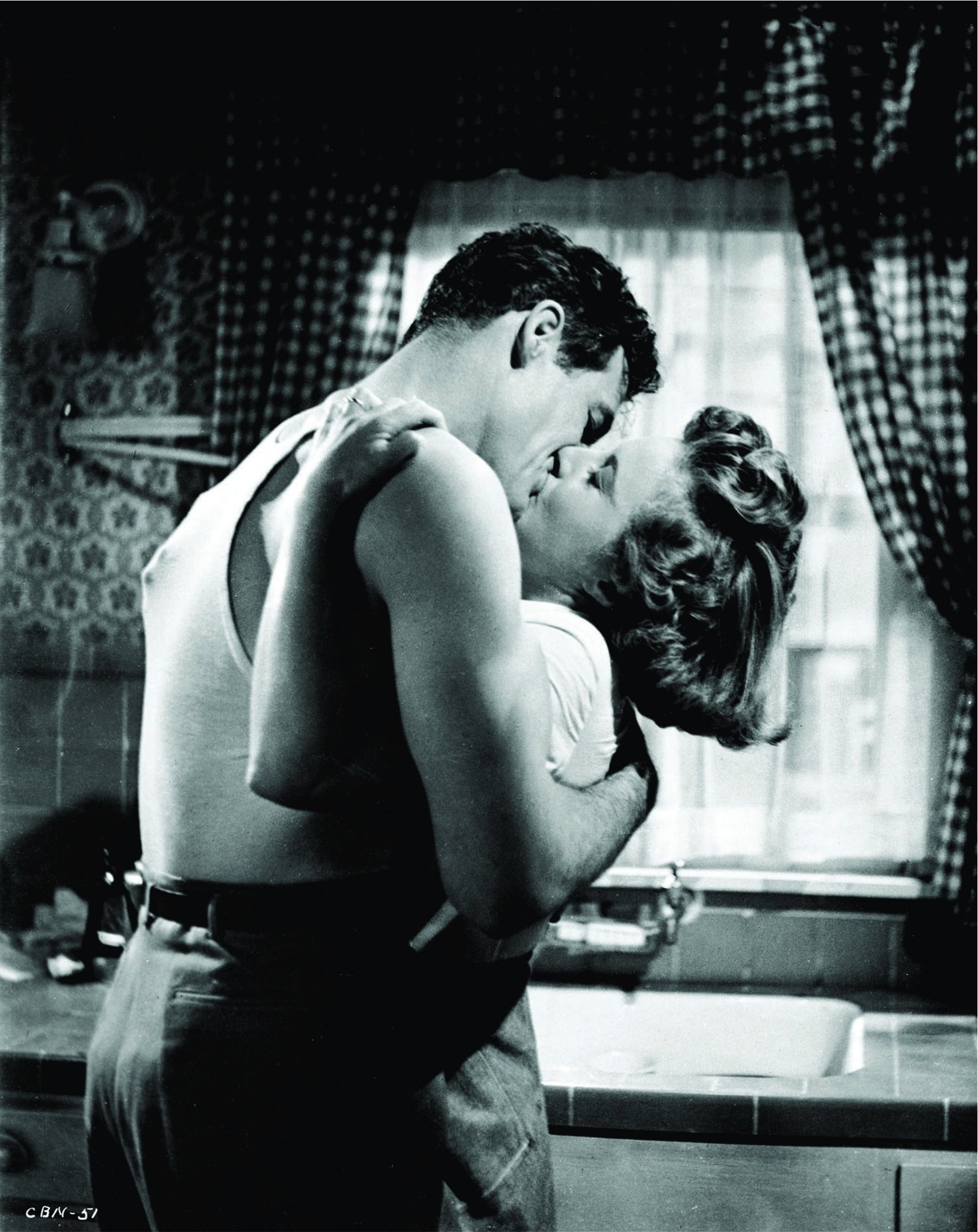Still of Barbara Stanwyck and Robert Ryan in Clash by Night (1952)