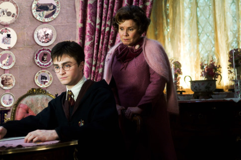 Still of Imelda Staunton and Daniel Radcliffe in Haris Poteris ir Fenikso brolija (2007)
