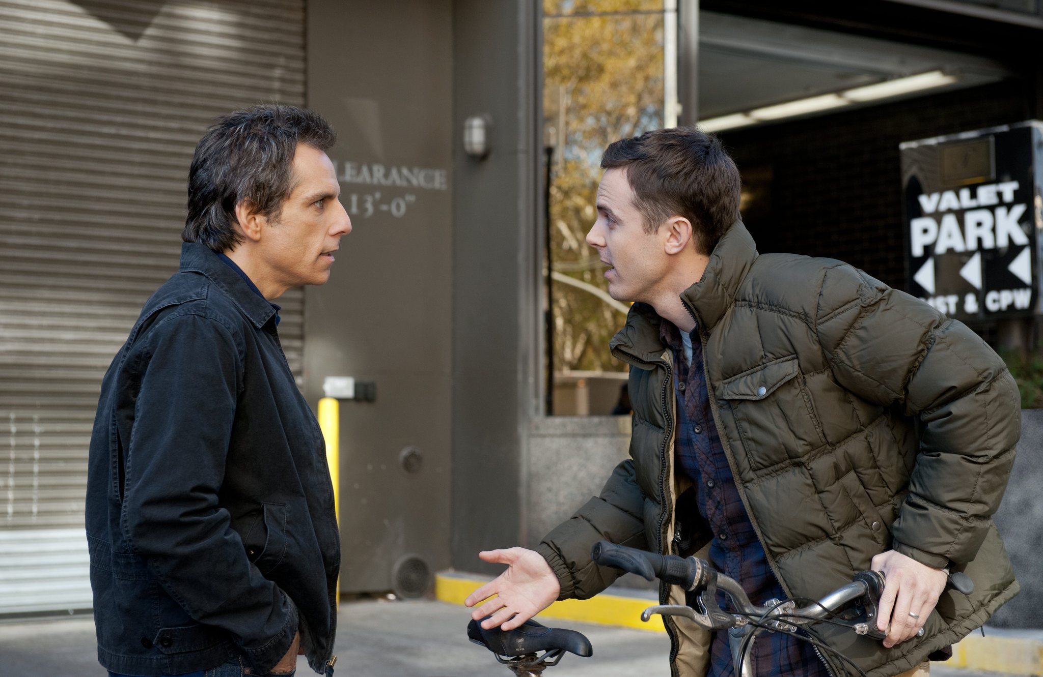 Still of Casey Affleck and Ben Stiller in Dangoraizio apiplesimas (2011)