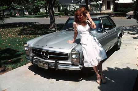 SUSAN STRASBERG AT HOME WITH HER 280 SL / 1969 MERCEDES / 1977